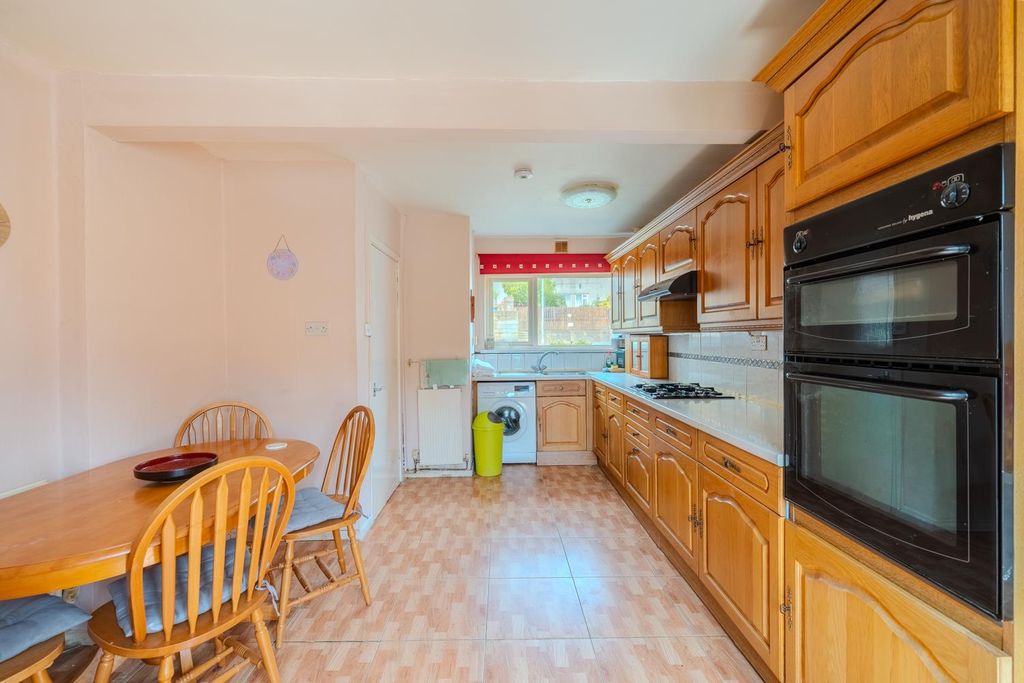 Property photo 3 of 19 31 Marloes Path-11.Jpg