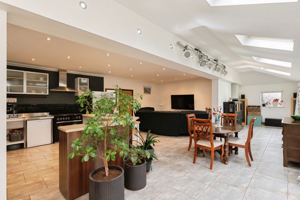 Property photo 2 of 33 Kitchen/Lounge/Diner