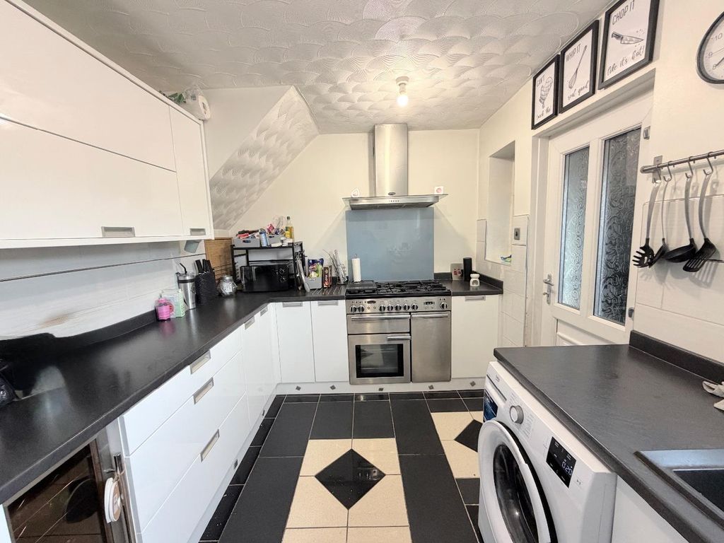 Property photo 3 of 10 Kitchen