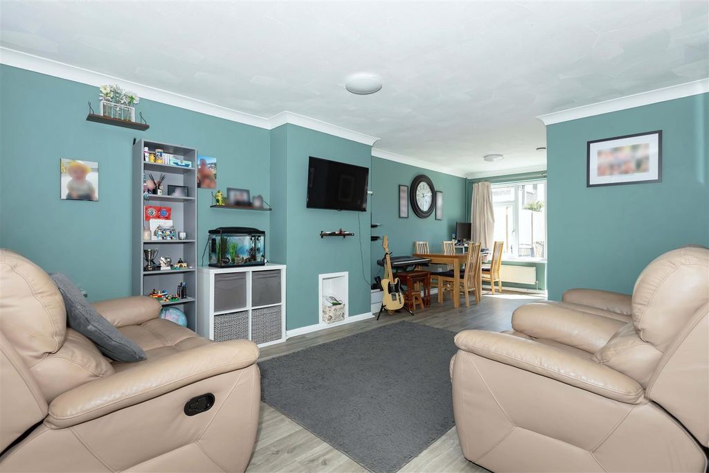Property photo 2 of 13 Galsworthy Close_8.Jpg
