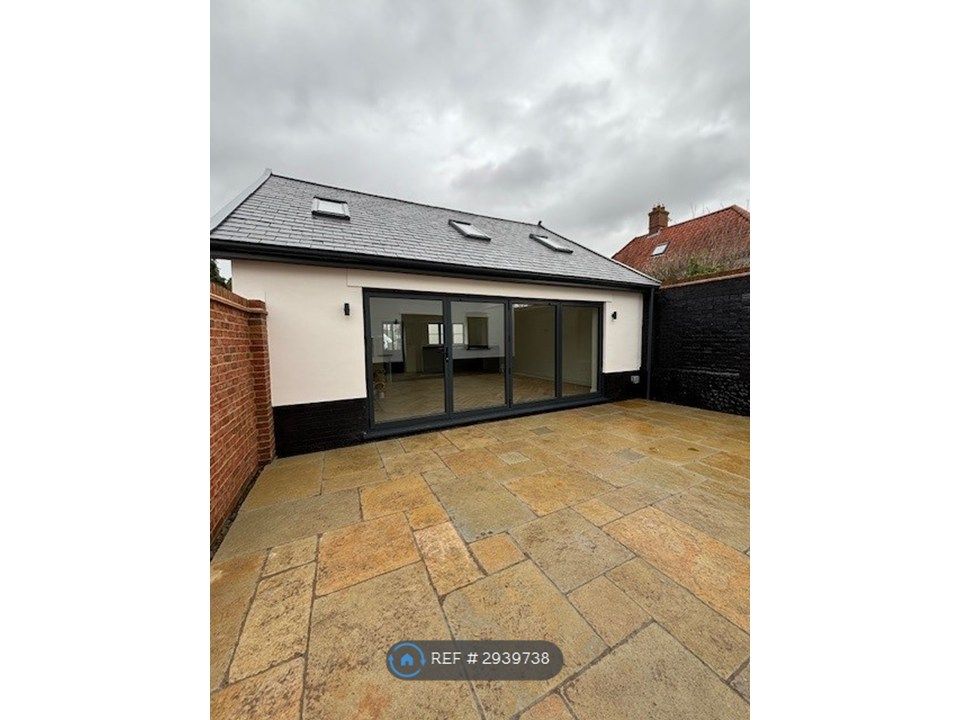 Property photo 3 of 30 Garden Room To Courtyard