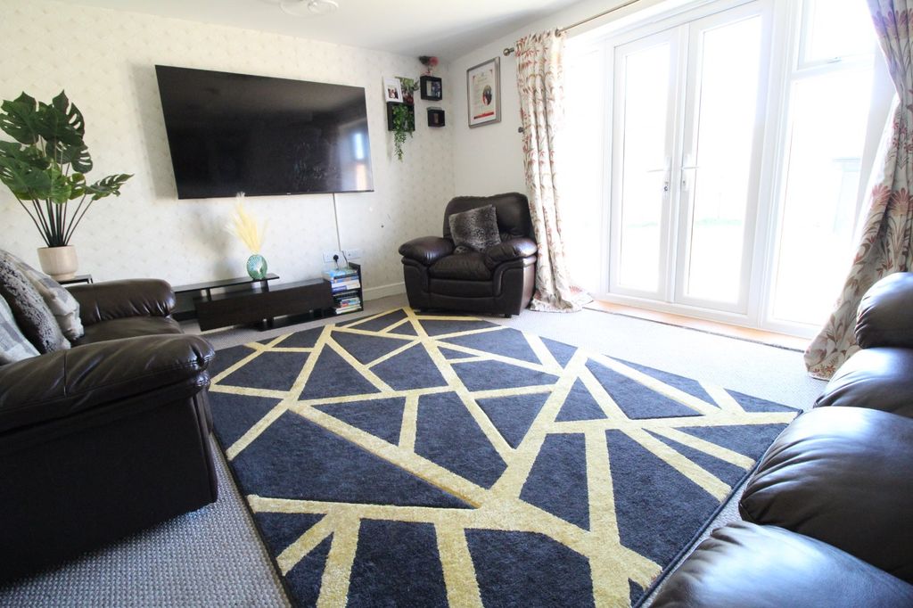 Property photo 2 of 16 Lounge