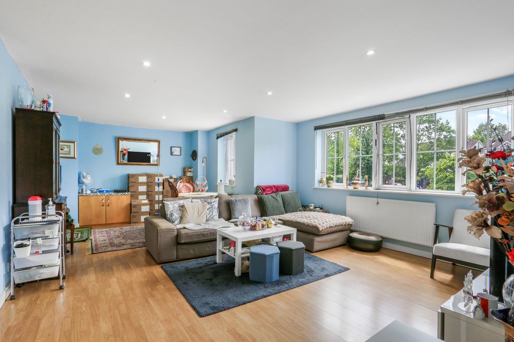 Property photo 3 of 13 1705045760 - 6, 6 Foxley Lane, Cr8 - 11