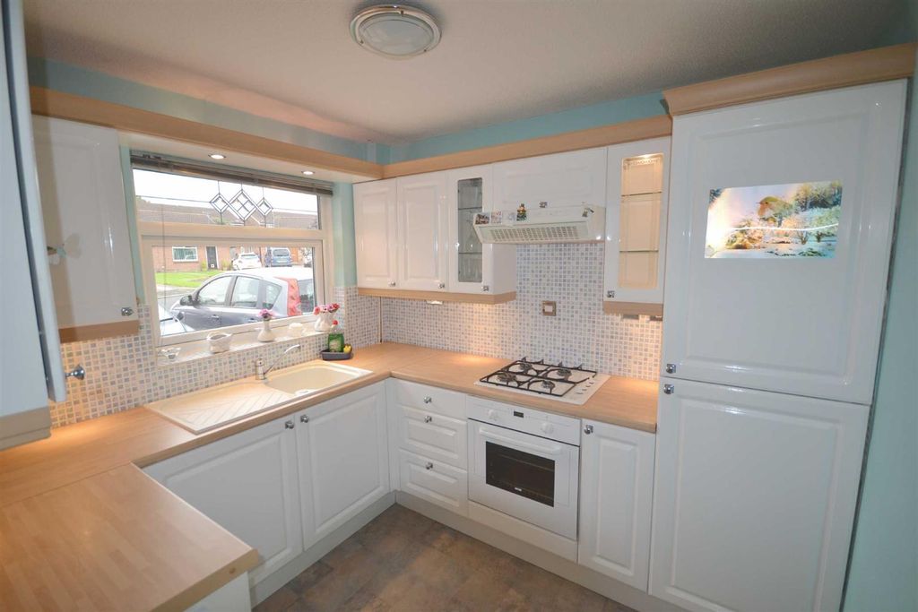 Property photo 2 of 6 Kitchen