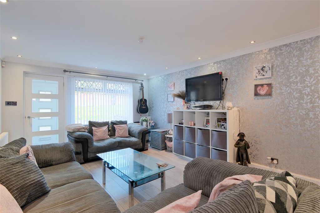 Property photo 2 of 18 Lounge