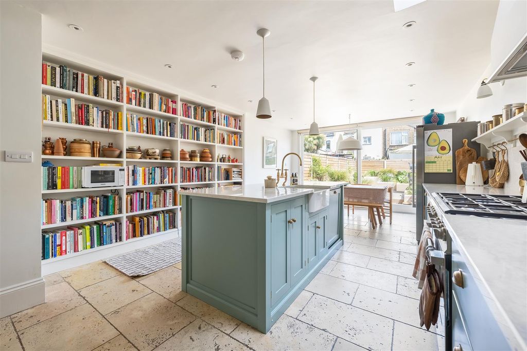 Property photo 2 of 35 Somerset Road, E17