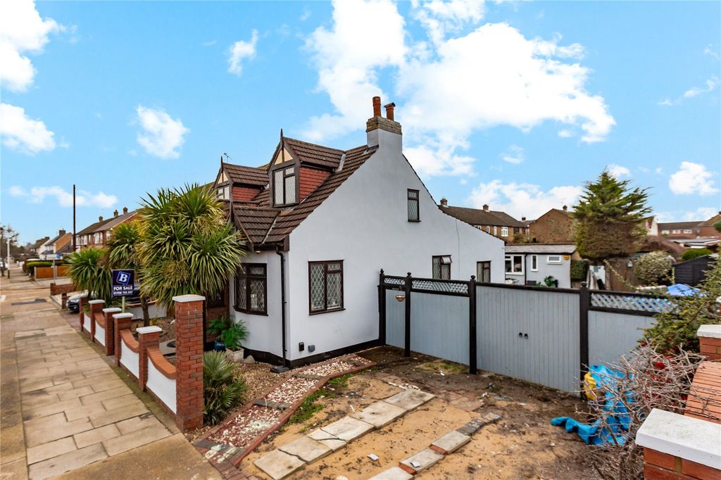 Property photo 2 of 18 Side