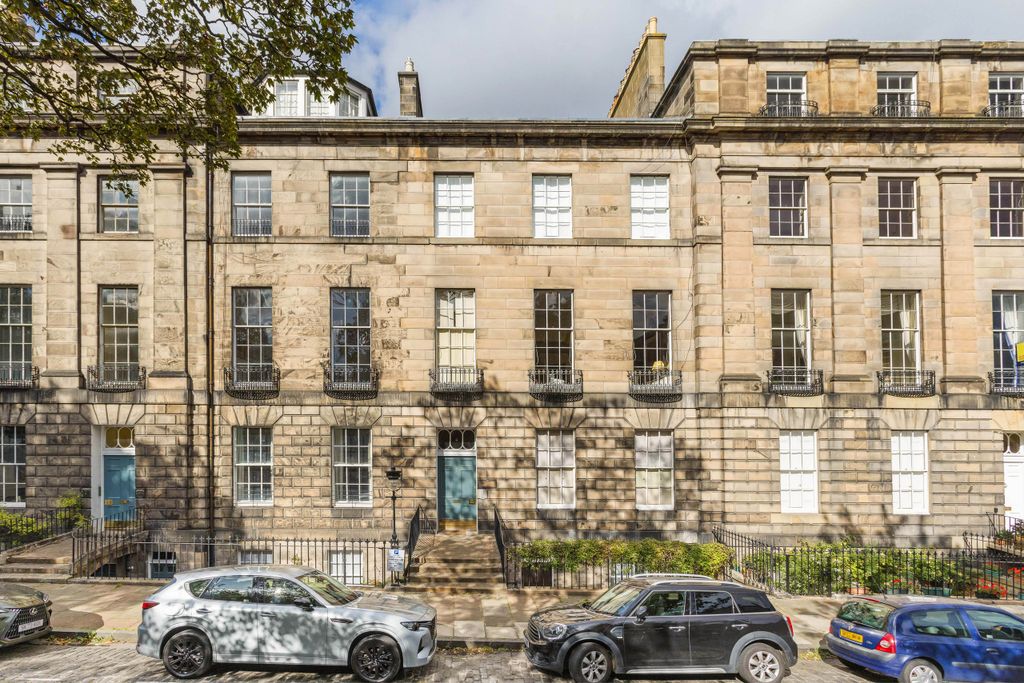 Property photo 2 of 32 4B North East Circus Place 05