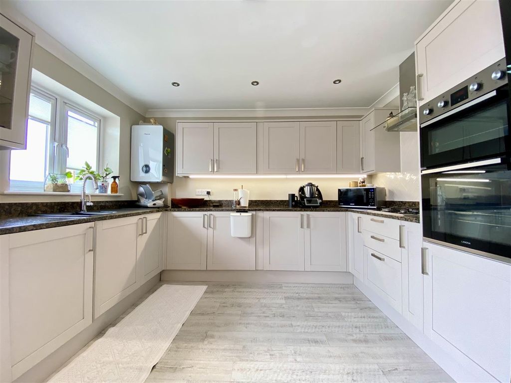 Property photo 3 of 26 Kitchen