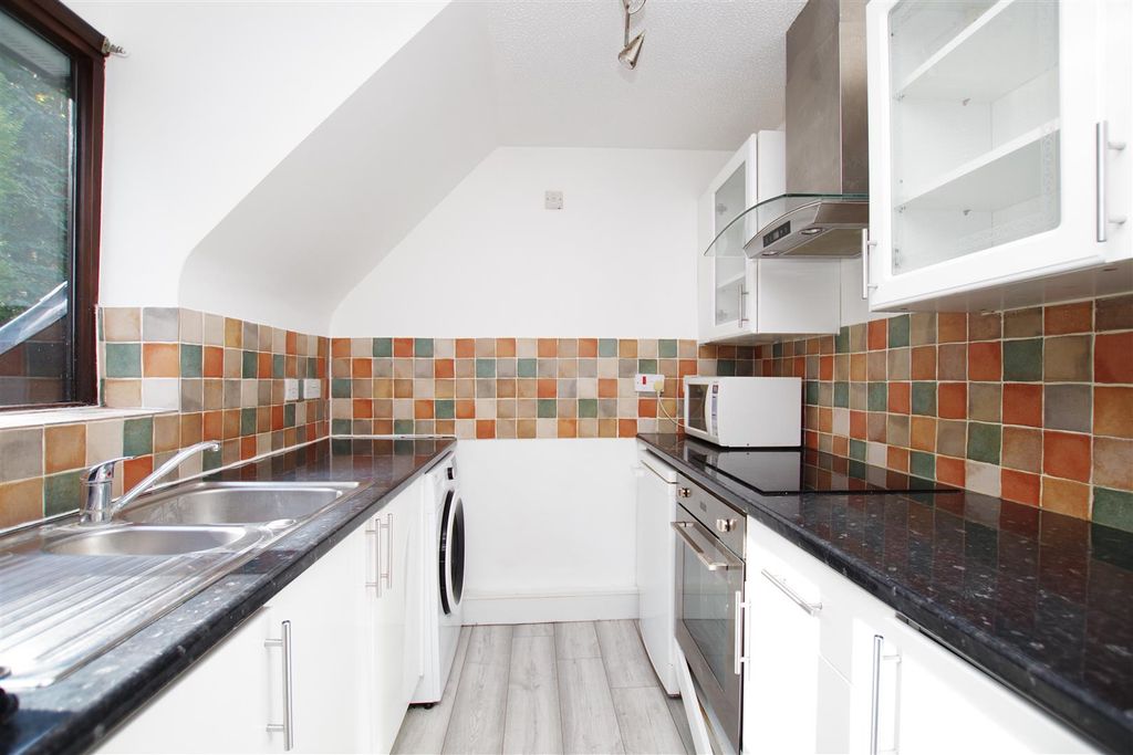 Property photo 3 of 10 Kitchen