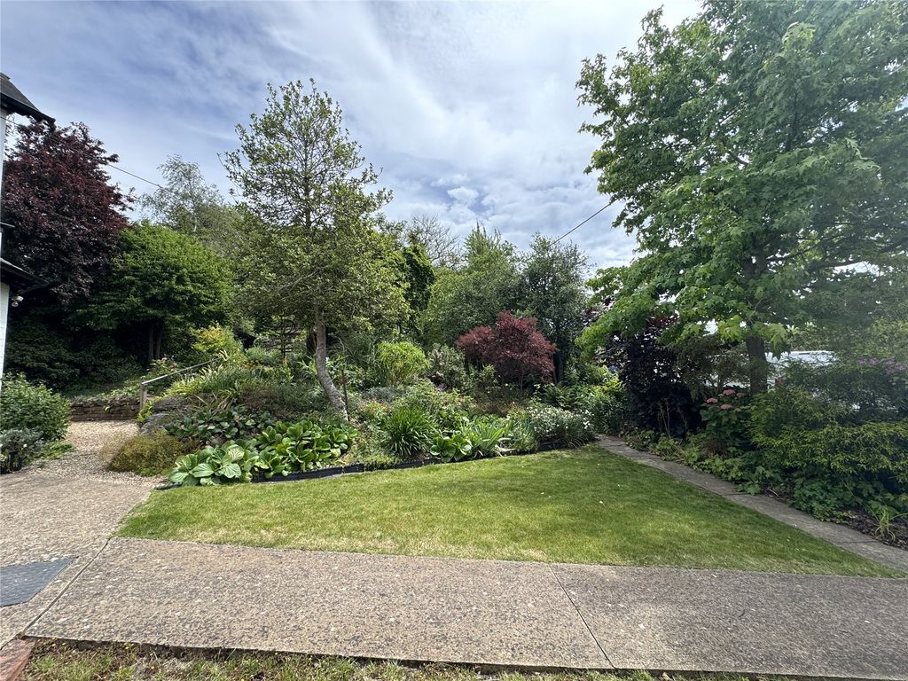 Property photo 2 of 12 Garden