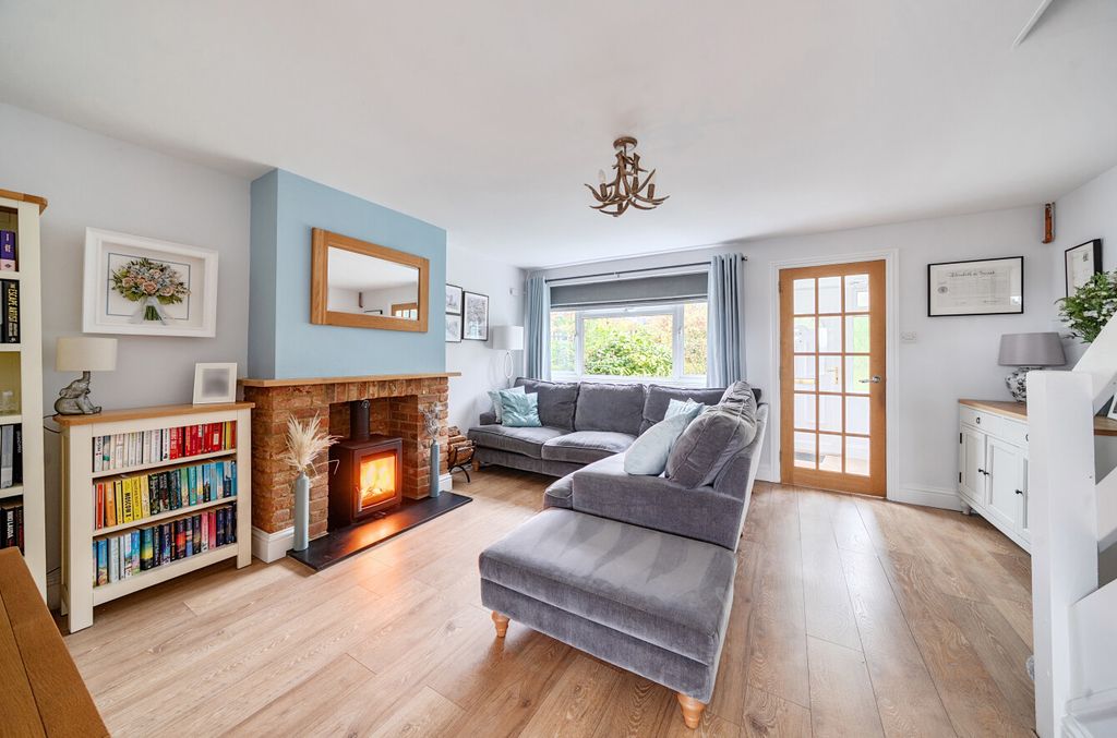 Property photo 2 of 12 1383182-19-69245d...