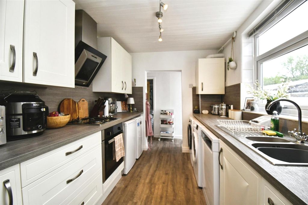 Property photo 3 of 16 Kitchen