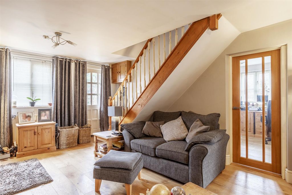 Property photo 3 of 29 Lounge