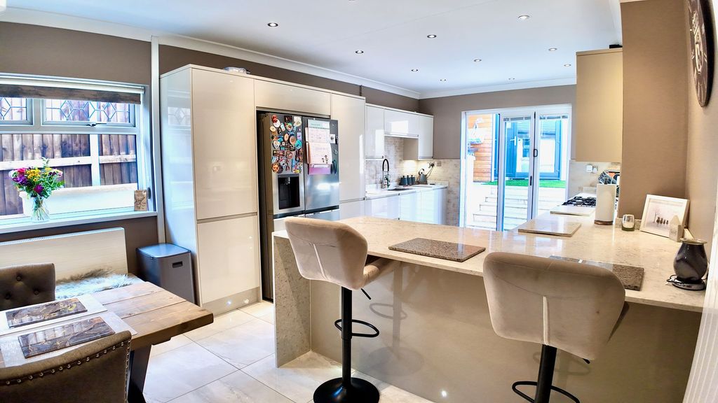 Property photo 3 of 40