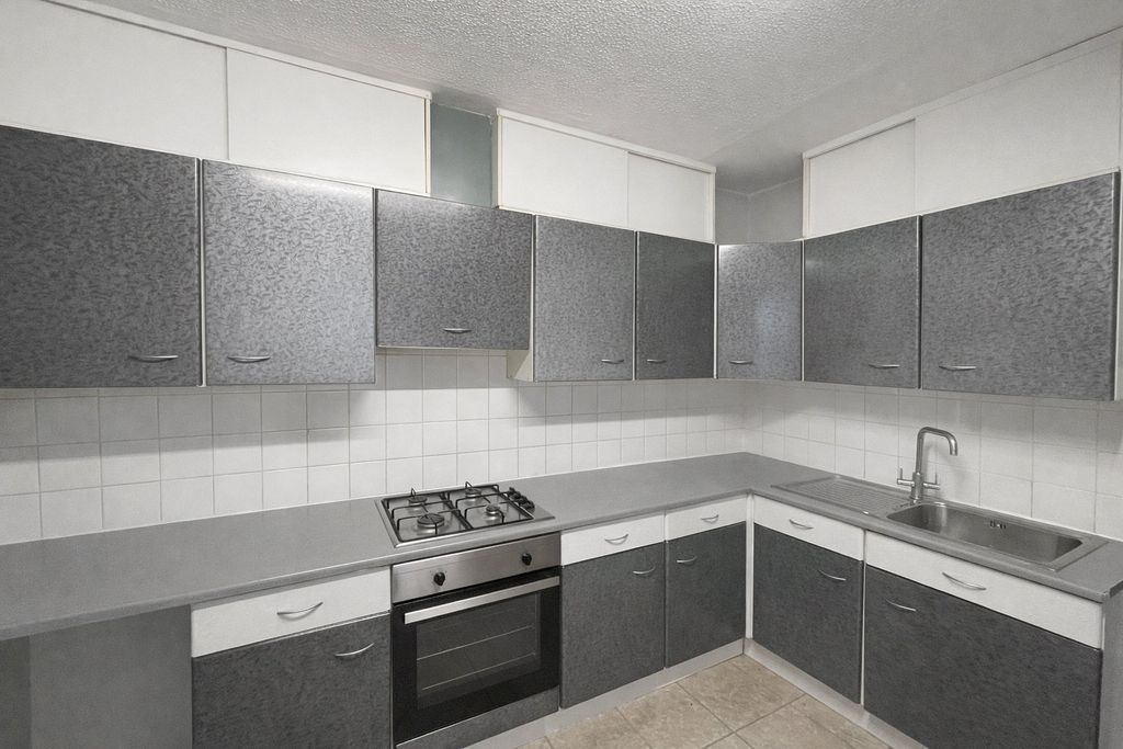 Property photo 3 of 9 Kitchen