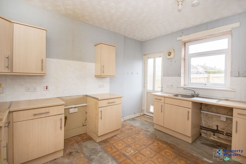 Property photo 3 of 9 Kitchen