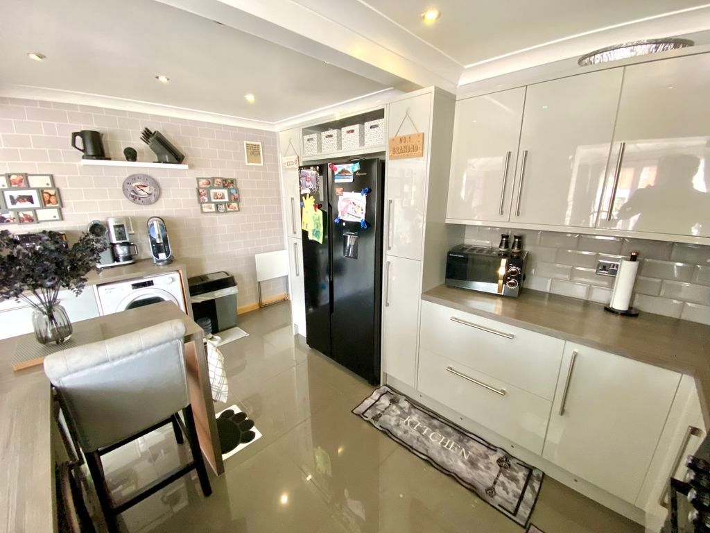Property photo 3 of 17 Kitchen