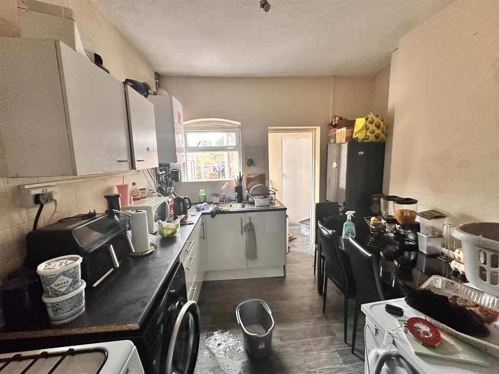 Property photo 3 of 6 Kitchen