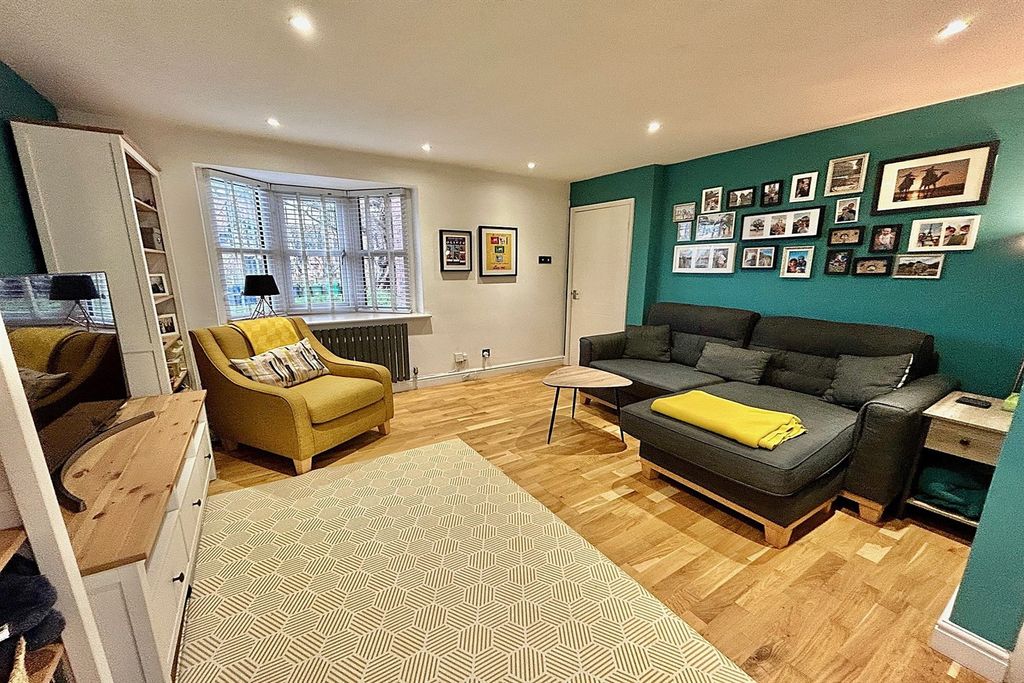 Property photo 3 of 18 Living Room