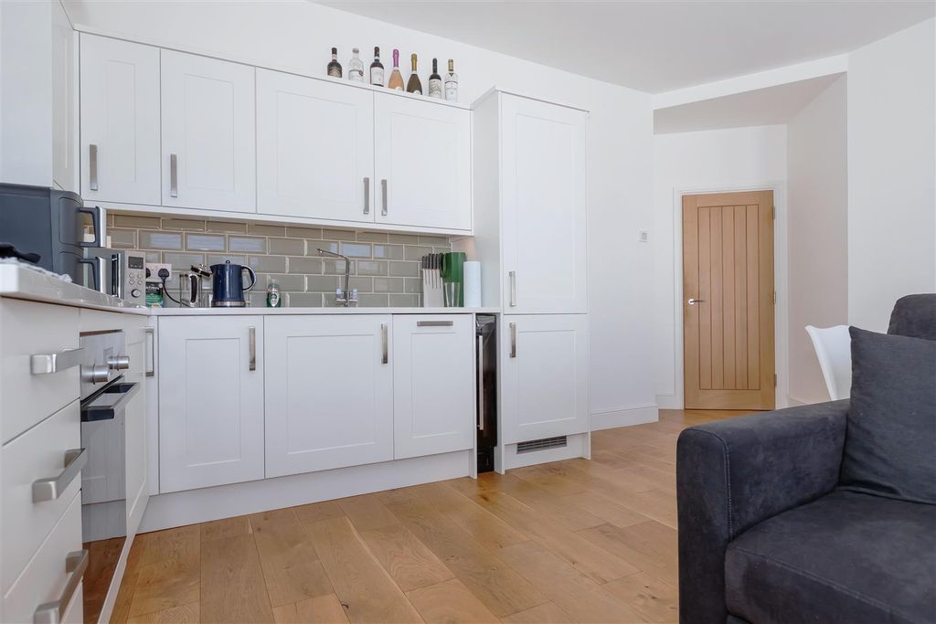 Property photo 3 of 10 Kingsway House_3.Jpg