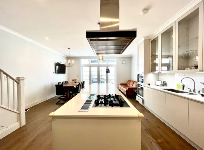 Property photo 3 of 17 Kitchen