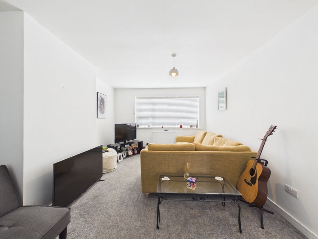 Property photo 3 of 11 Lounge