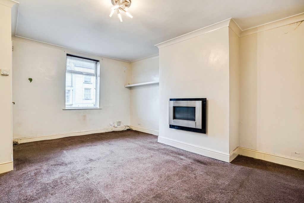 Property photo 2 of 15 Lounge