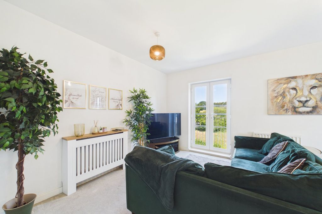 2 bed flat for saleFerard Corner, Warfield, Bracknell RG42 photo 5