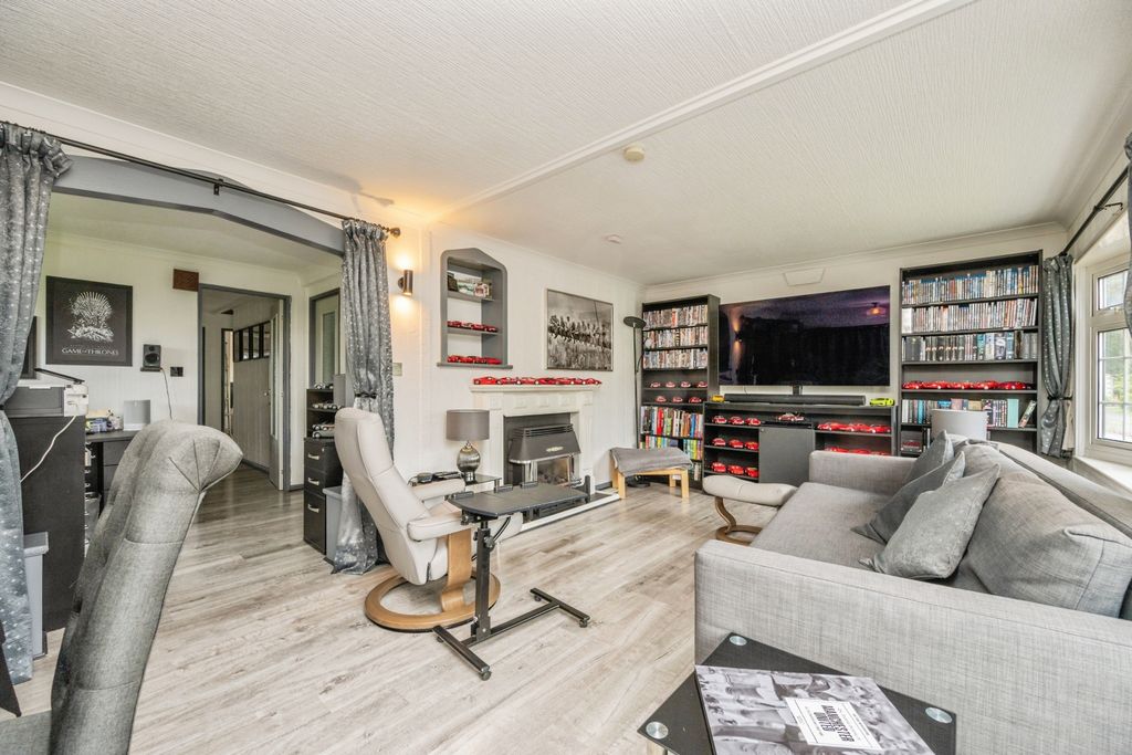 Property photo 3 of 16 Lounge