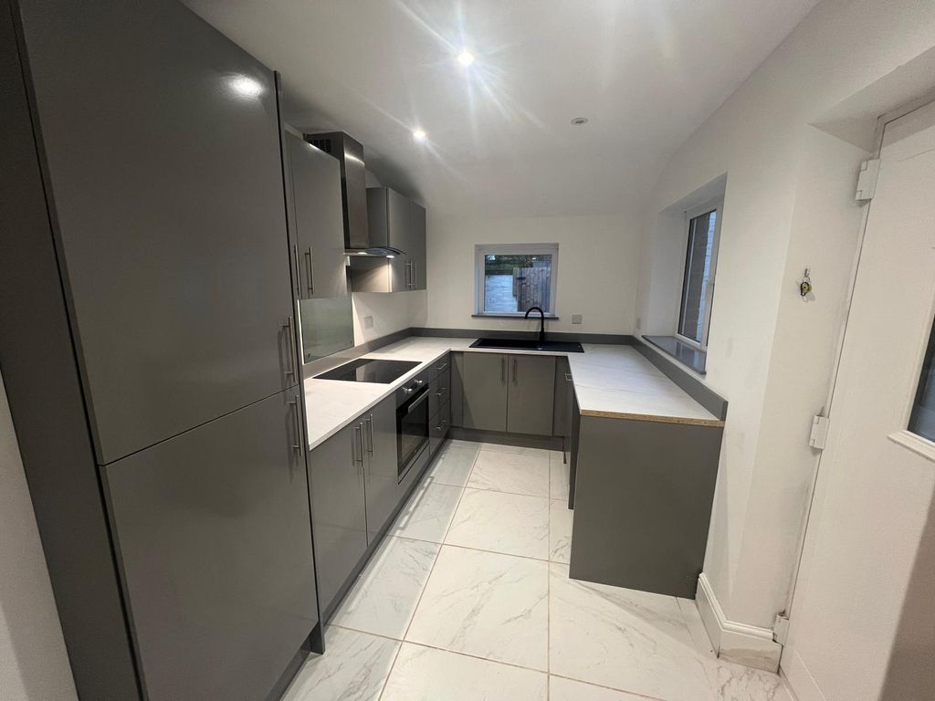 Property photo 3 of 16 Kitchen2