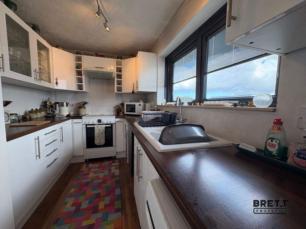 Property photo 2 of 7 Kitchen