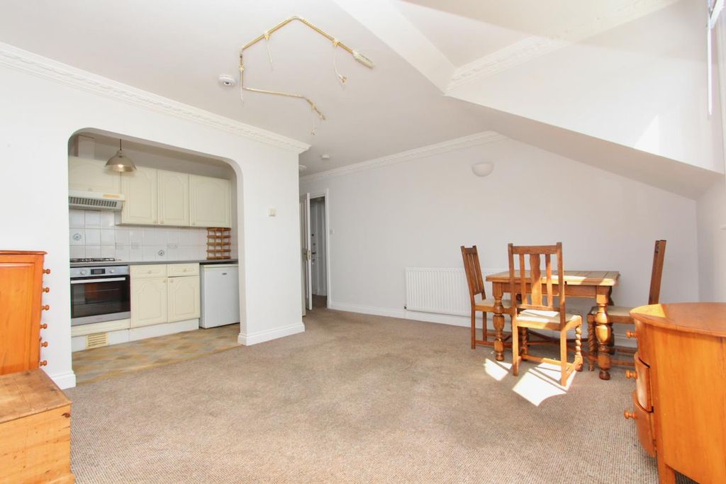 Property photo 2 of 8 Cazenove Road, N16