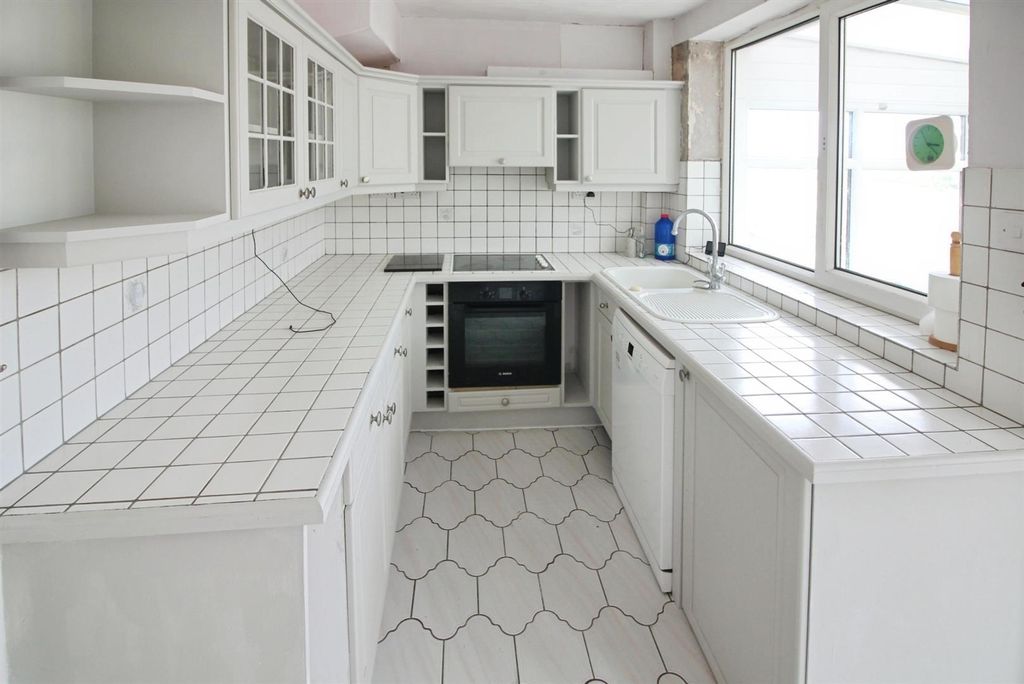 Property photo 3 of 11 Kitchen