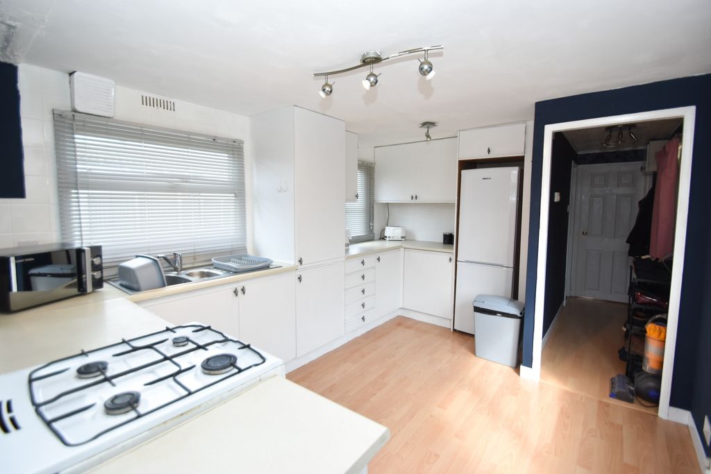 Property photo 3 of 11 Kitchen