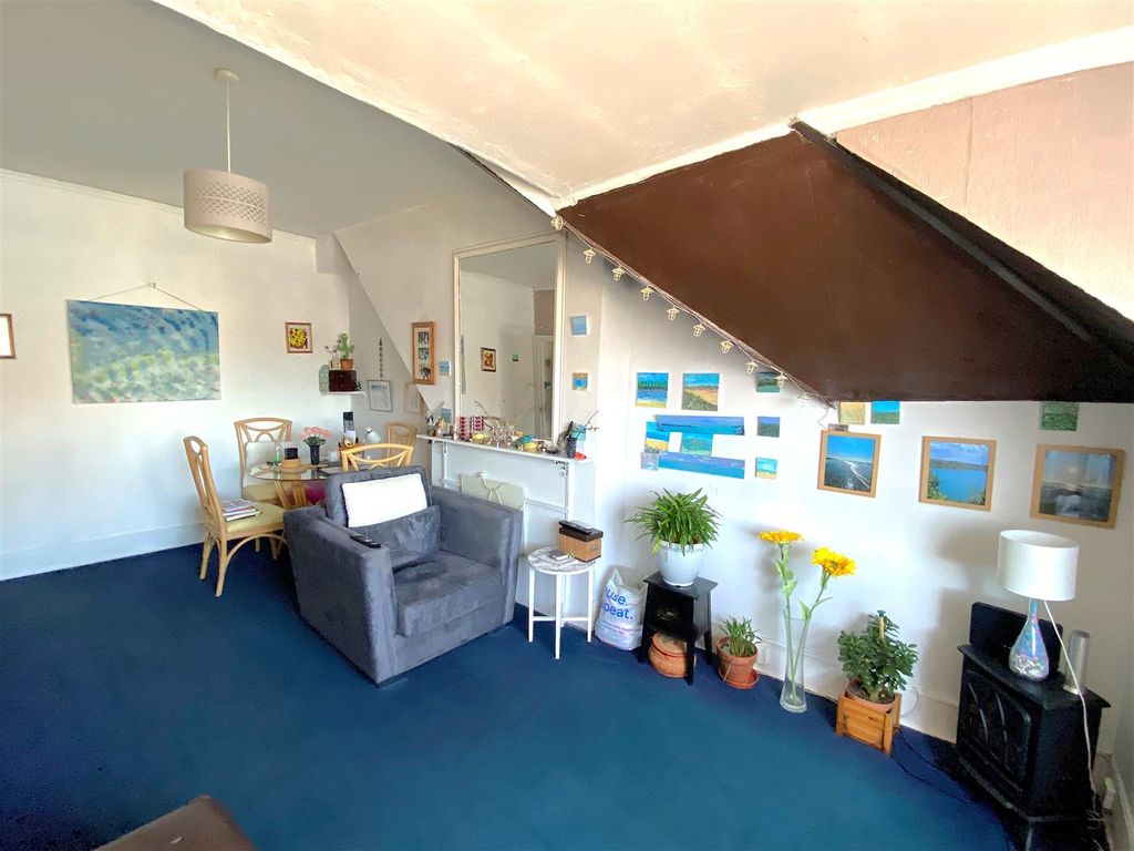 Property photo 3 of 8 Flat 3, 30 Eversley Road - Lounge2.Jpg