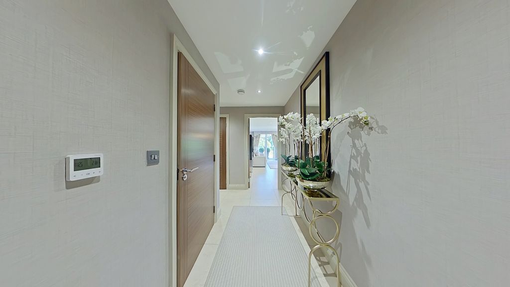 Property photo 2 of 14 Entrance Hall