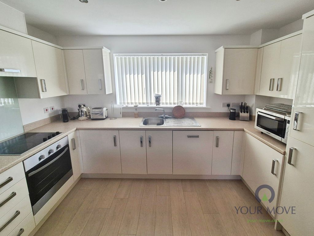 Property photo 2 of 9 Kitchen