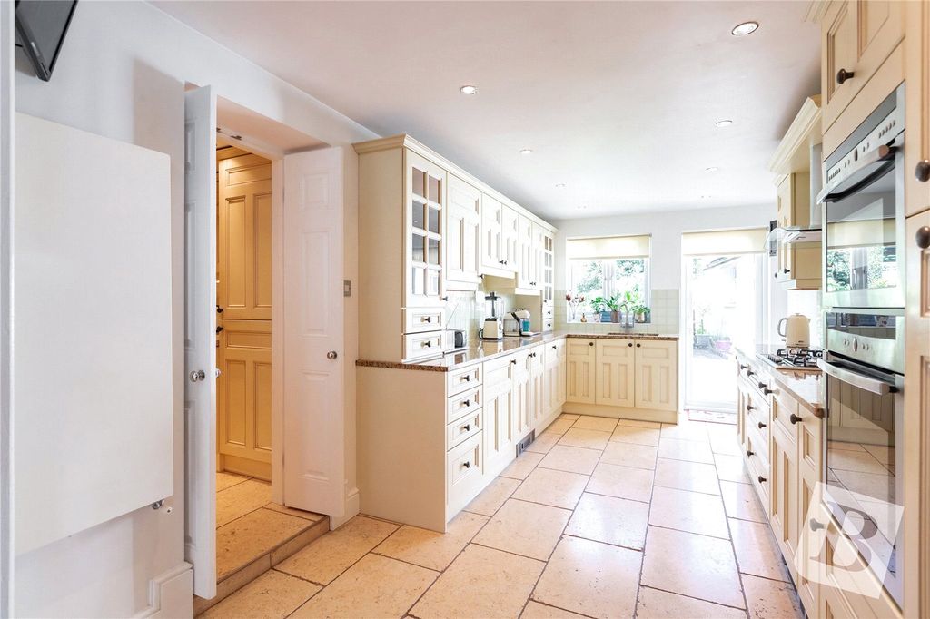 Property photo 3 of 25 Kitchen