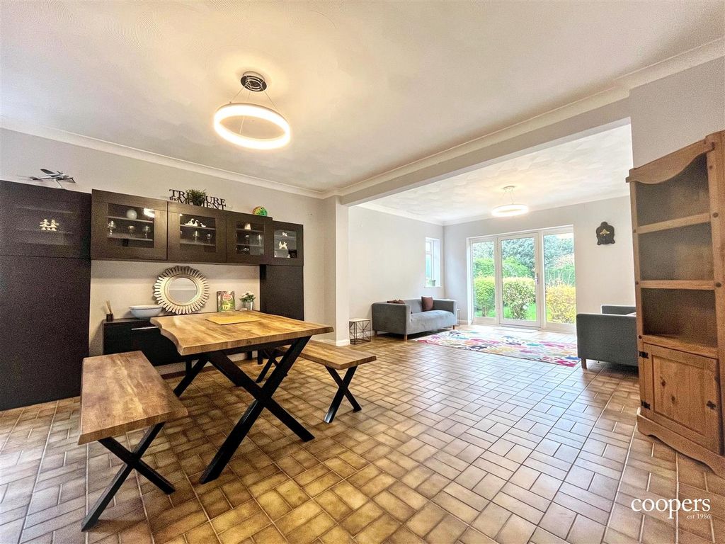 Property photo 2 of 13 Lounge (3).Jpg