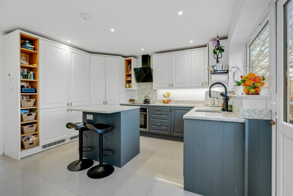 Property photo 3 of 27 A7409938.Jpg