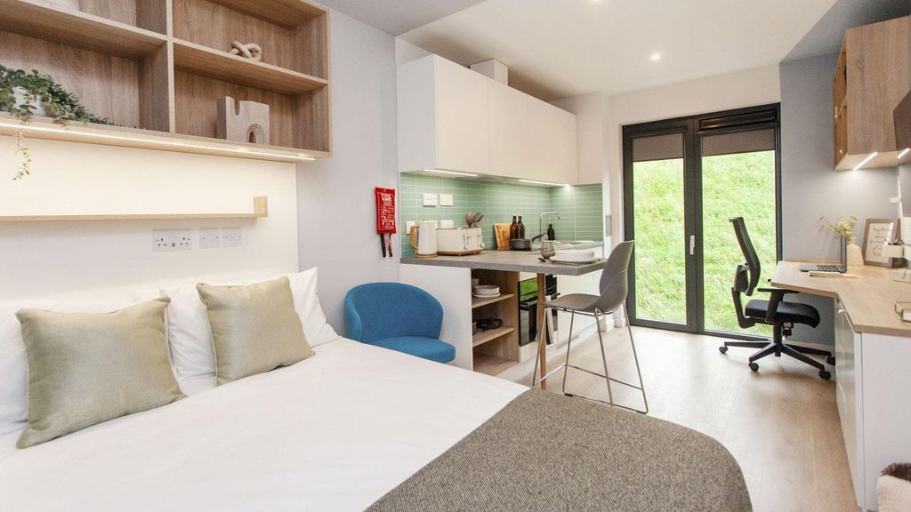 Property photo 2 of 21