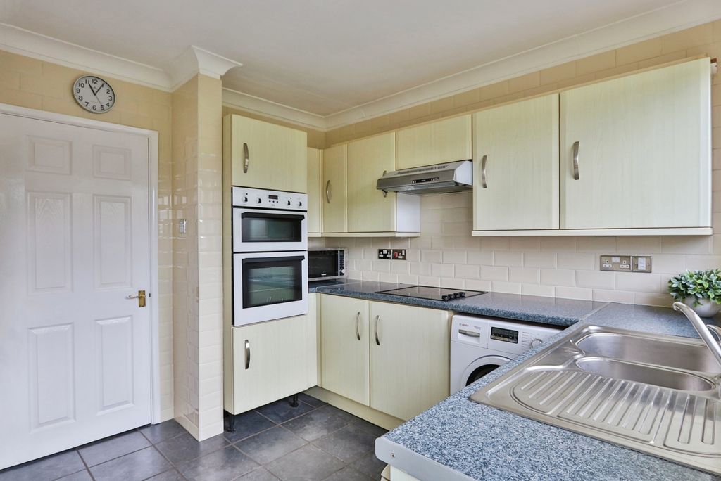 Property photo 3 of 18 Kitchen