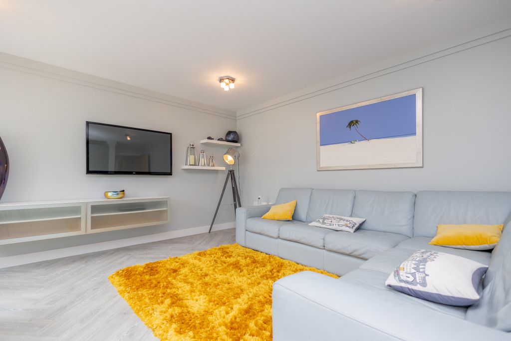 Property photo 3 of 19 R6M_1885