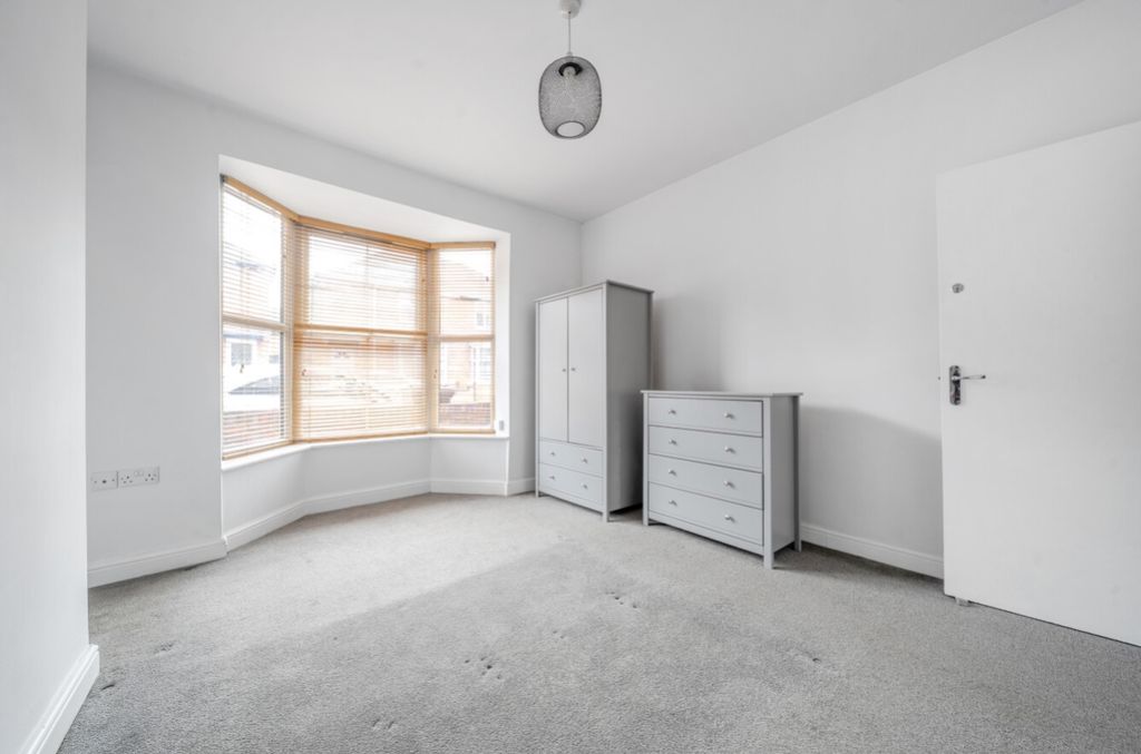 Property photo 3 of 13 Lounge 2