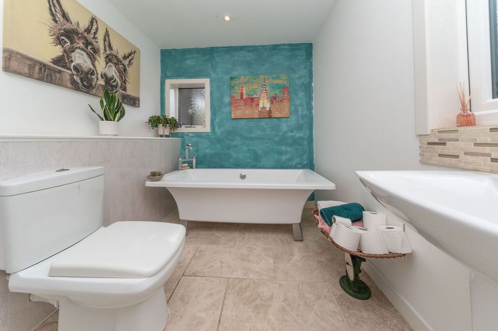 Property photo 3 of 39 Family Bathroom