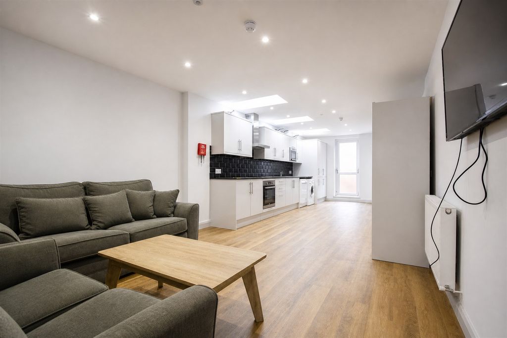 Property photo 1 of 13 Approach