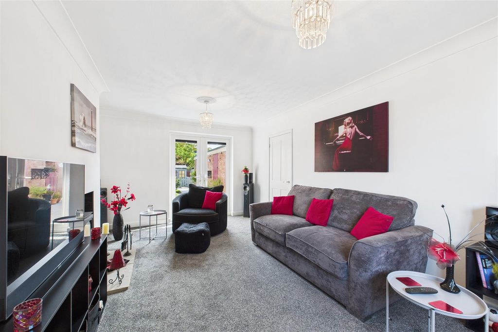 Property photo 3 of 24 Lounge