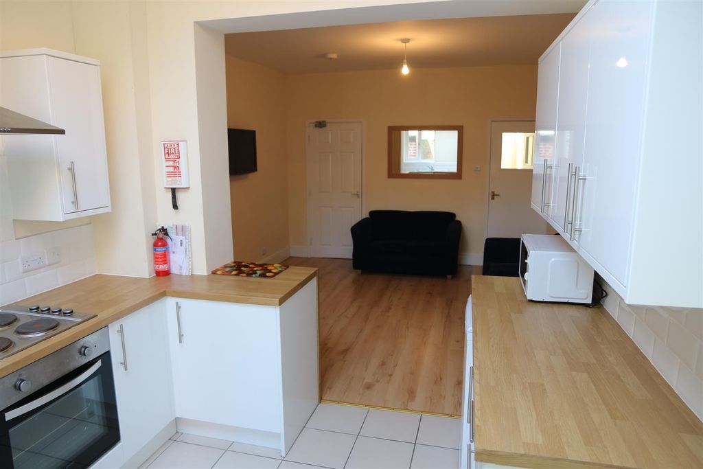 Property photo 2 of 9 6 Sl28 Lounge Jul18.Jpg