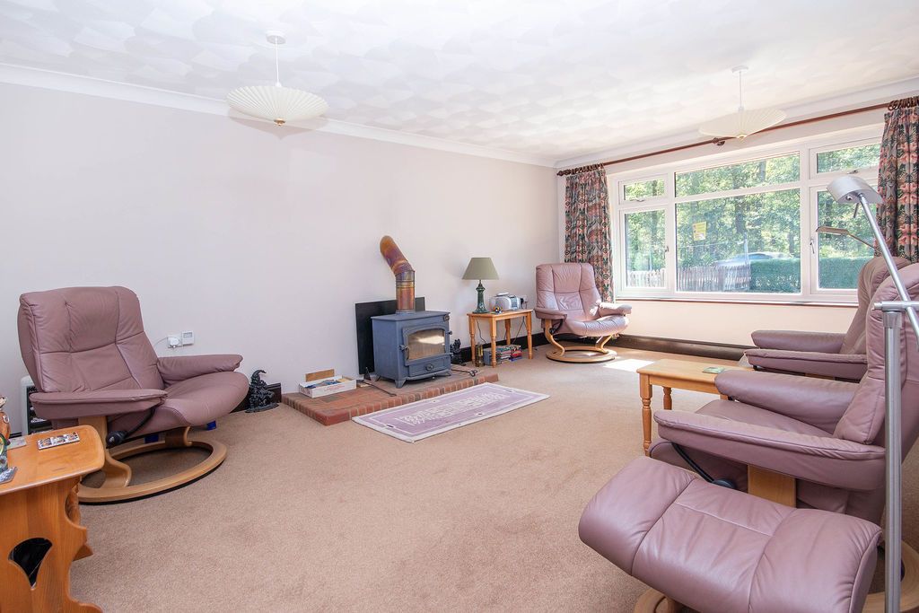 Property photo 3 of 16 Lounge